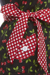 joli tablier pour dame, motif de cerises avec petites feuilles vertes. Les poches, la ceinture et le volant sont rouge avec des pois blanc